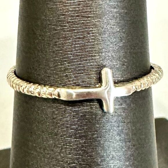 Cute Petite Sterling Silver Side Cross Ring 7 - Picture 1 of 6